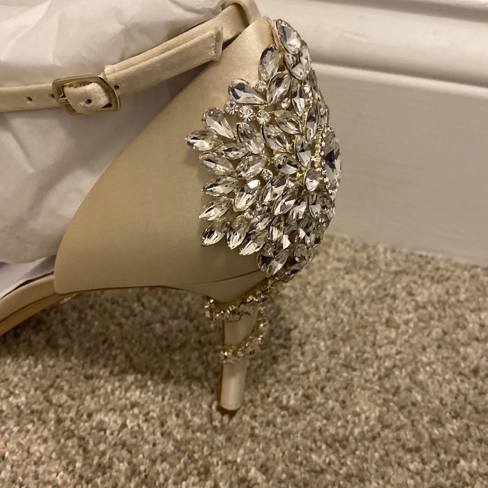 NIB stunning Badgley Mischka Vienna ivory satin shoes. Size 9. - Picture 2 of 15